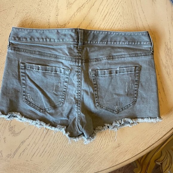 Express olive green shorts - Picture 3 of 3